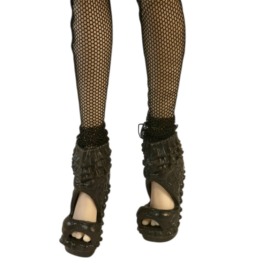 Ever After High First Chapter Cherise Hood, Original Outfit with Net Stockings and High Black Shoes