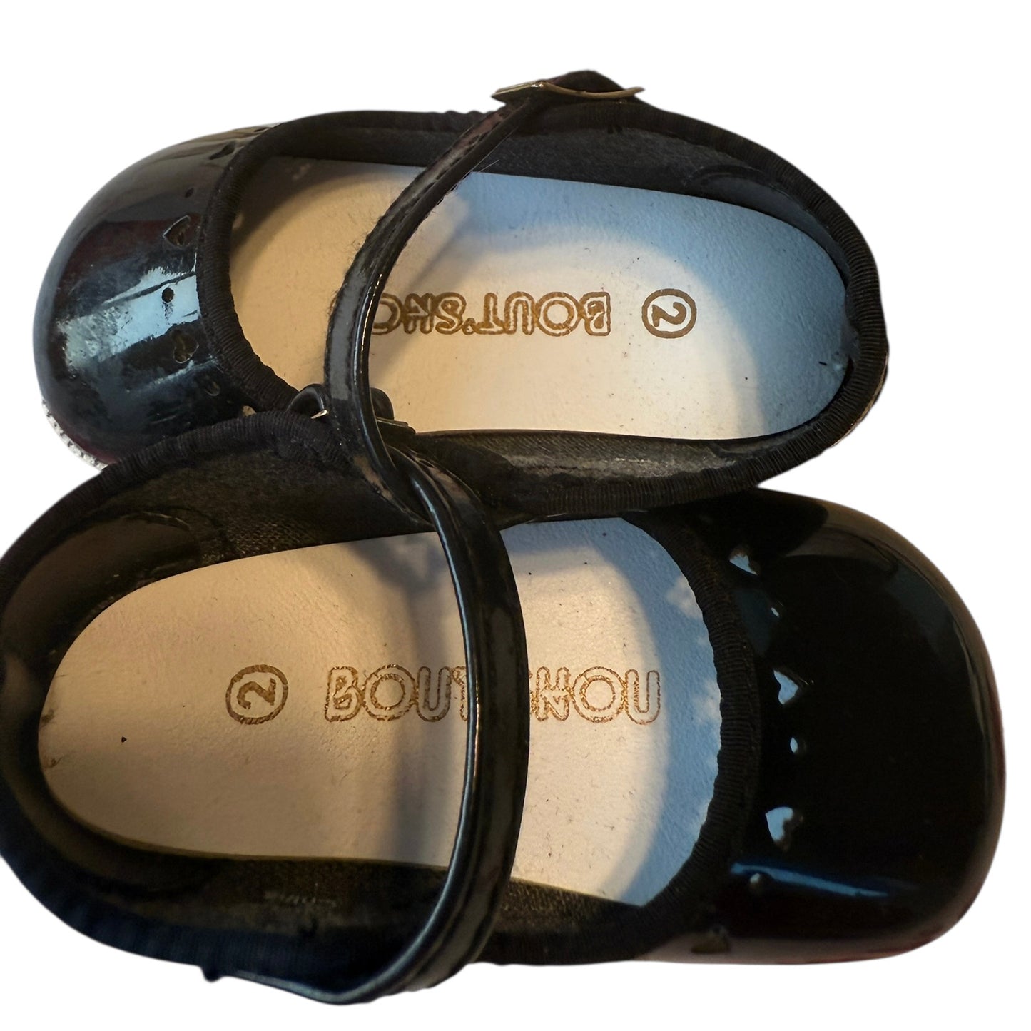 Bout'Shou Black Patent Mary Jane Shoes with Heart Cutouts Size 2 Preowned, Good Condition
