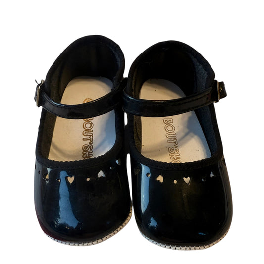 Bout'Shou Black Patent Mary Jane Shoes with Heart Cutouts Size 2 Preowned, Good Condition