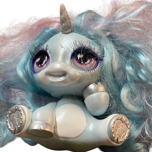 Poopsie Q.T. Unicorns Shannon Shy Blue Magical Unicorn with Wings and Pink & Blue Curls Guc