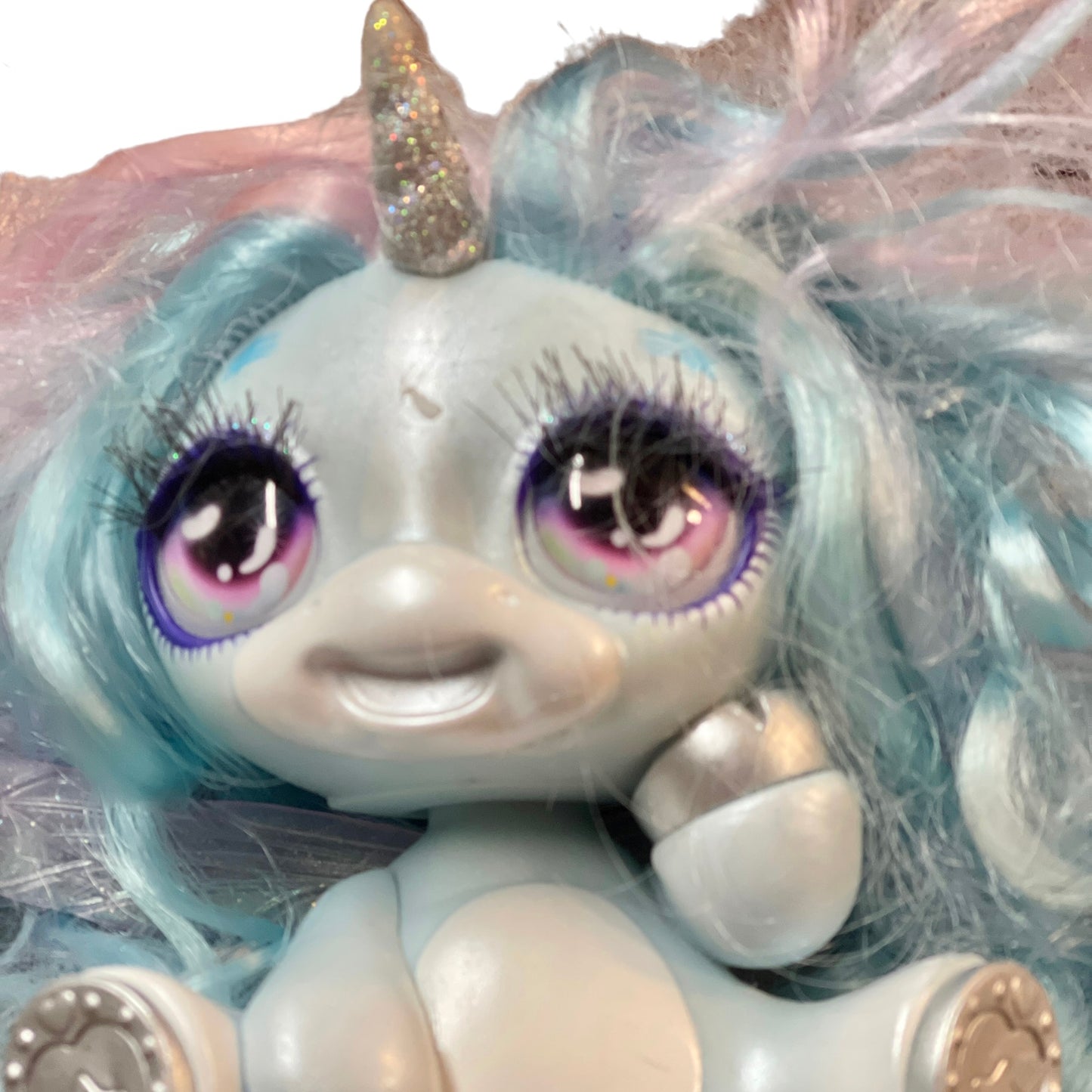 Poopsie Q.T. Unicorns Shannon Shy Blue Magical Unicorn with Wings and Pink & Blue Curls Guc